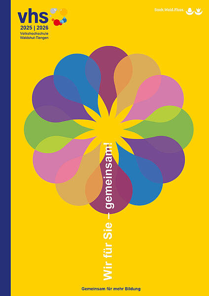Das Titelblatt zeigt das Programm 2025/2026 der Volkshochschule Waldshut-Tiengen. Der Hintergrund ist vollständig gelb mit einem schmalen, senkrechten, blauen Streifen am linken Rand. Oben links steht das Logo der Volkshochschule in dunkelblauer Schrift mit bunten, kreisförmigen Elementen in Gelb, Rot, Blau und Orange. Darunter befindet sich der Schriftzug „Volkshochschule Waldshut-Tiengen 2025 | 2026“.  Im oberen rechten Bereich steht in kleiner, weißer Schrift der Text „Stadt. Wald. Fluss.“ In der Mitte befindet sich eine große, kreisförmige Grafik, die an eine Blüte erinnert. Sie besteht aus überlappenden, transparenten Blattformen in den Farben Blau, Grün, Lila, Rosa und Orange. Durch die Überlagerung entstehen neue, gemischte Farbtöne.  Über die Mitte der Blüte verläuft senkrecht der Text „Wir für Sie – gemeinsam!“ in weißer Schrift.  Am unteren Rand steht in kleiner, dunkelblauer Schrift der Satz „Gemeinsam für mehr Bildung“.  Das Gesamtbild wirkt farbenfroh, freundlich und symbolisiert Gemeinschaft, Vielfalt und Bildung.